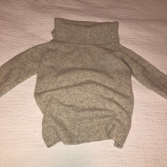 Aritzia Sweaters - Aritzia off shoulder sweater